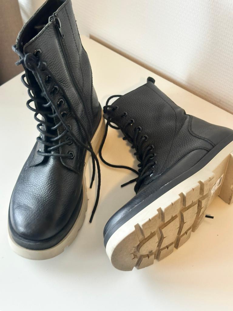 Ann Rocks  veter enkellaarzen maat 41 zwart leer, Kleding | Dames, Schoenen, Ophalen of Verzenden, Zo goed als nieuw, Zwart