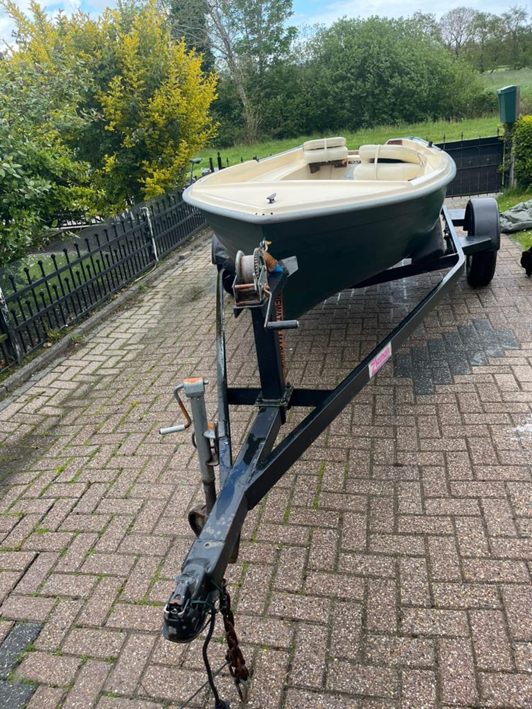 Polyester Boot 4.10 lang met trailer en Suzuki 2.5pk motor, Watersport en Boten, Ophalen, Overige merken, Gebruikt, Buitenboordmotor