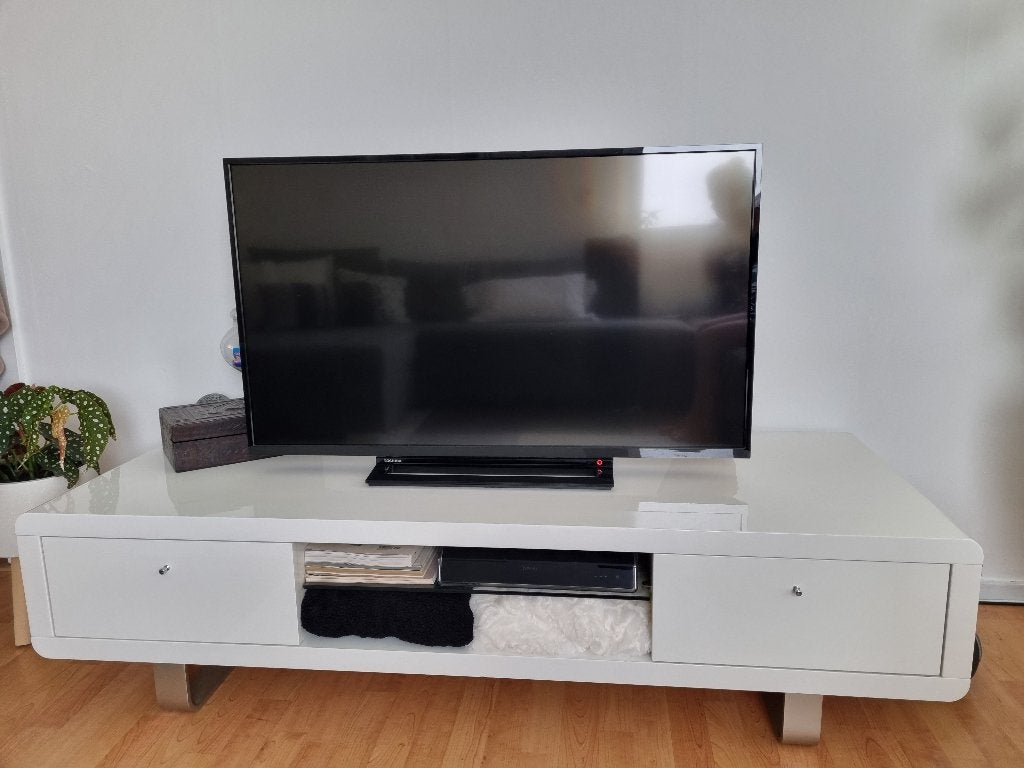 Gratis af te halen - wit tv meubel, Ophalen, Kunststof, Gebruikt, 150 tot 200 cm