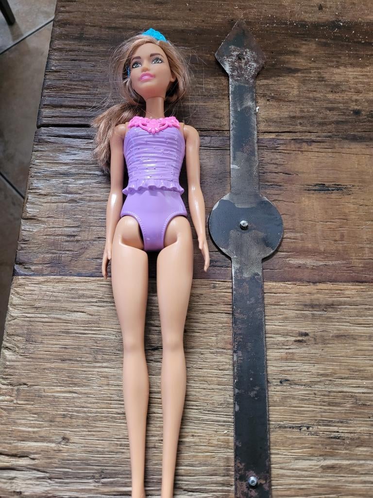 Barbie pop met paars badpak, Ophalen of Verzenden, Zo goed als nieuw, Barbie