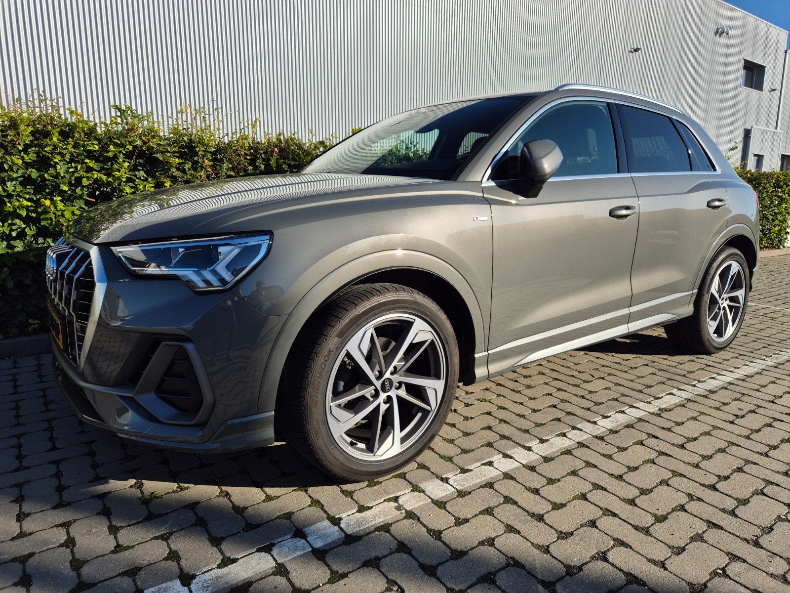 Audi Q3 35 Tfsi 150pk S Tronic 2019 Grijs, Zwart, 4 cilinders, Leder en Stof, Lichtsensor