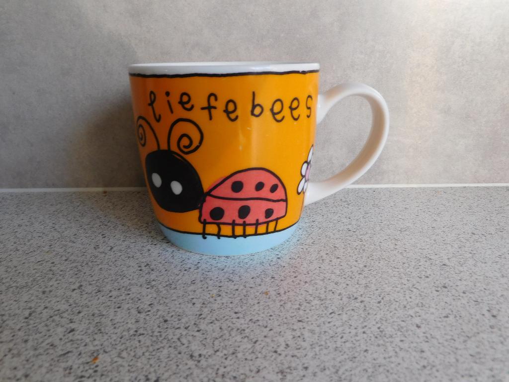 Mok 250 ml. Liefebees Babette Harms, Ophalen of Verzenden, Zo goed als nieuw, Overige stijlen, Kop(pen) en/of Schotel(s)