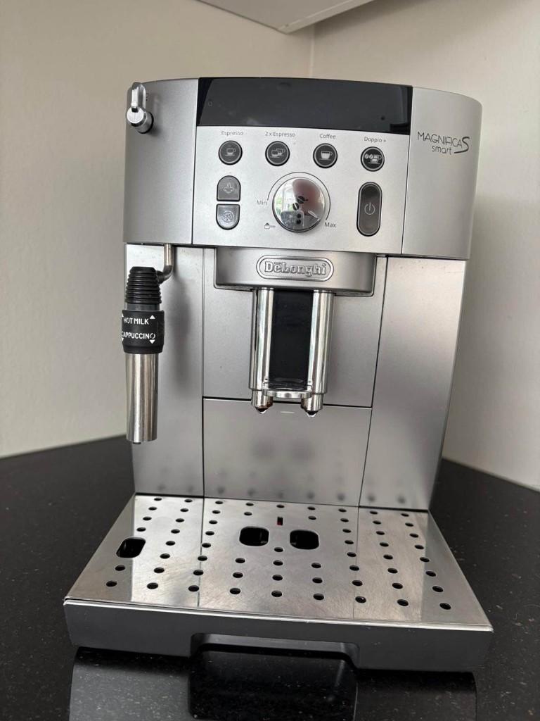 De'Longhi Magnifica S Smart koffiemachine, Witgoed en Apparatuur, Koffiezetapparaten, Ophalen, Gebruikt, 10 kopjes of meer, Koffiemachine