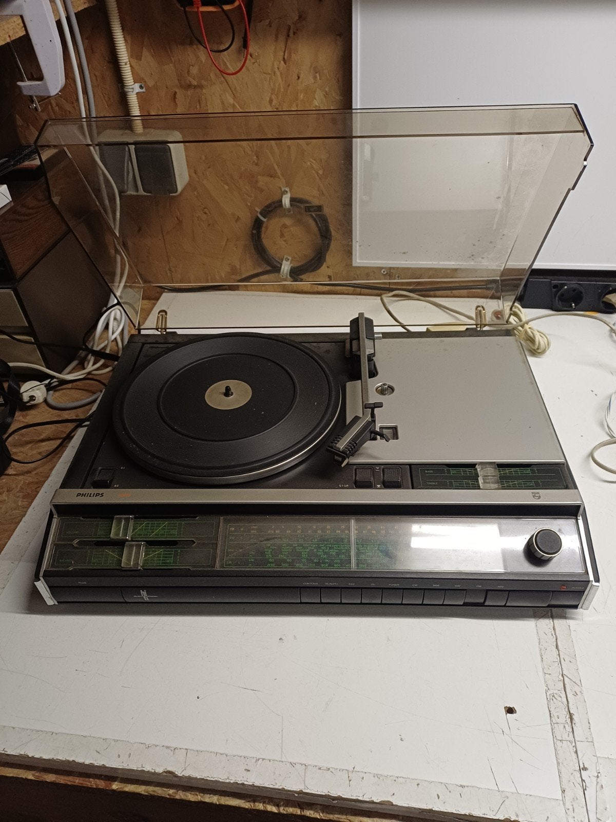 Philips 852 tuner, platenspeler en versterker in 1