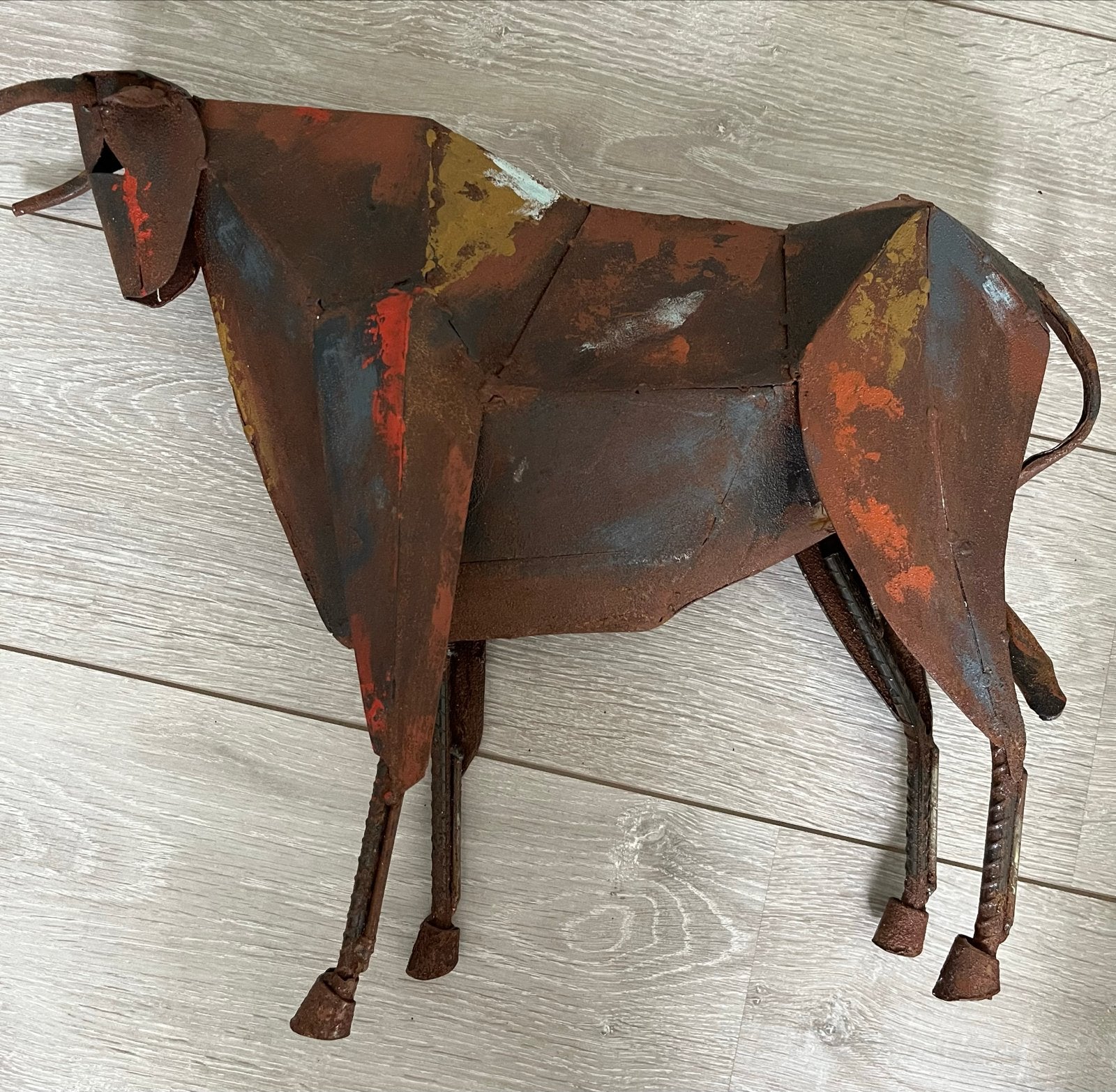 Handgemaakte metalen stier sculptuur - Rustieke folk-art, Ophalen of Verzenden, 20 - 50 cm, Beeld, Metaal