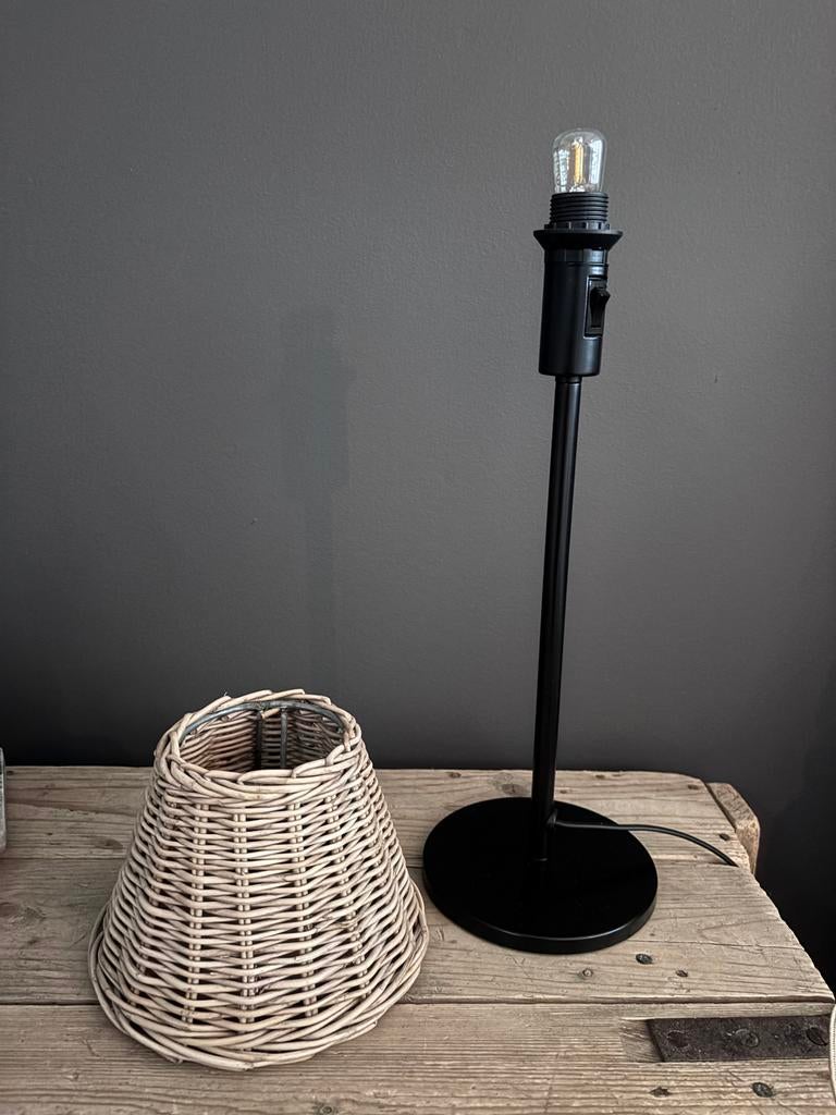 Zwarte tafellamp met rieten kap, Ophalen, Gebruikt, Metaal, Minder dan 50 cm