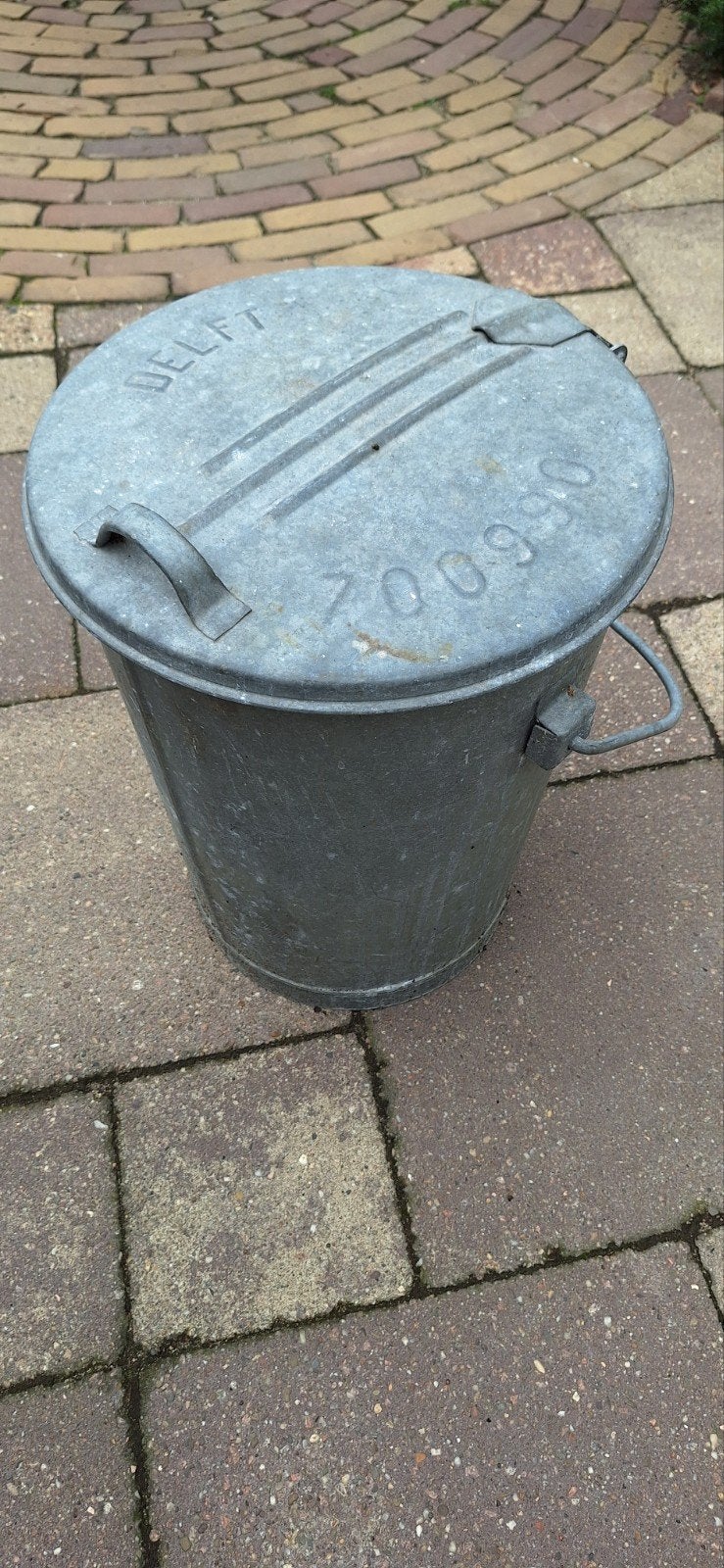 Originele zinken vuilnisemmer Delft (met deksel & nummer) –, Ophalen