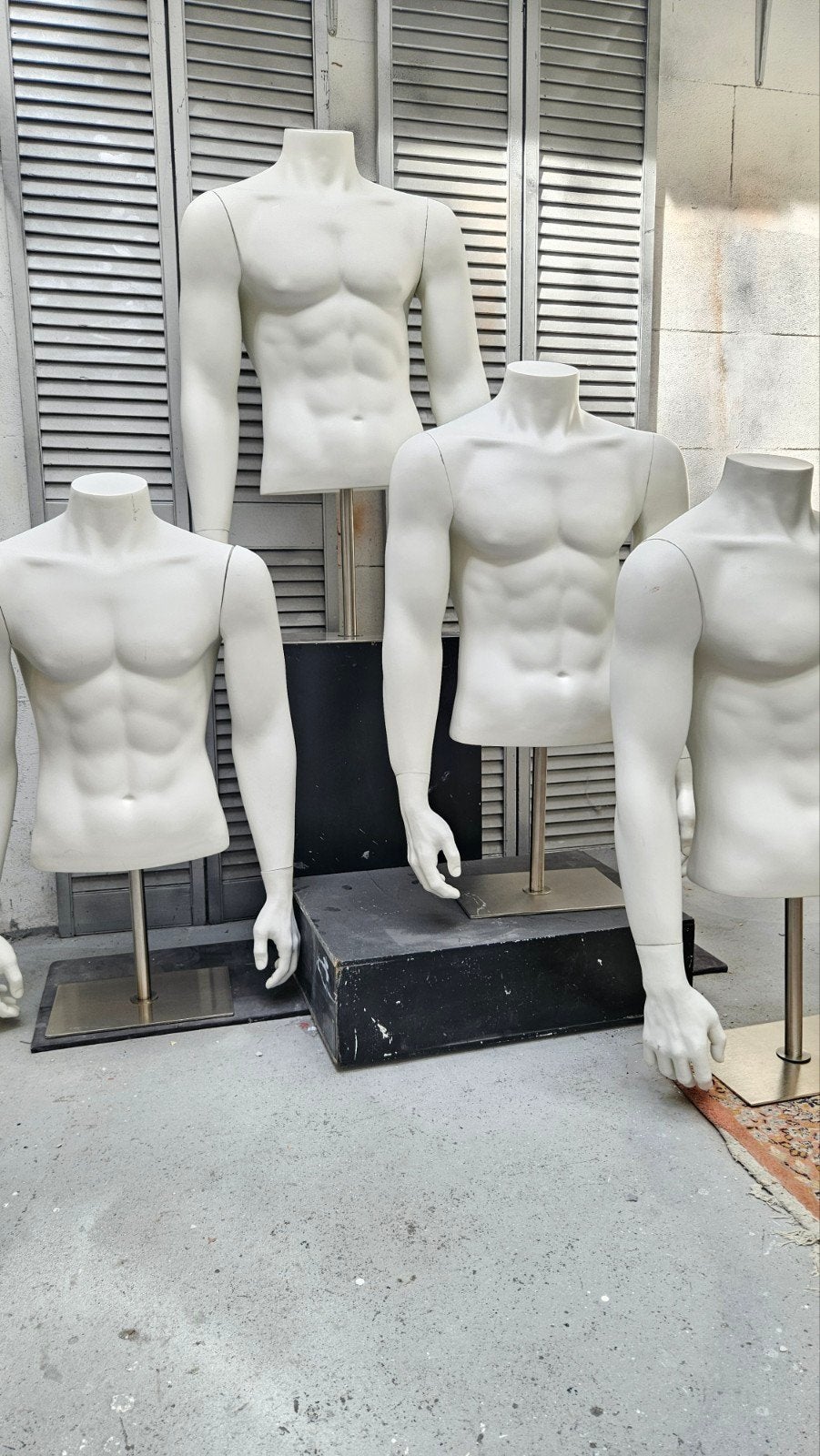 Witte herentorso s etalagepop paspop, Ophalen