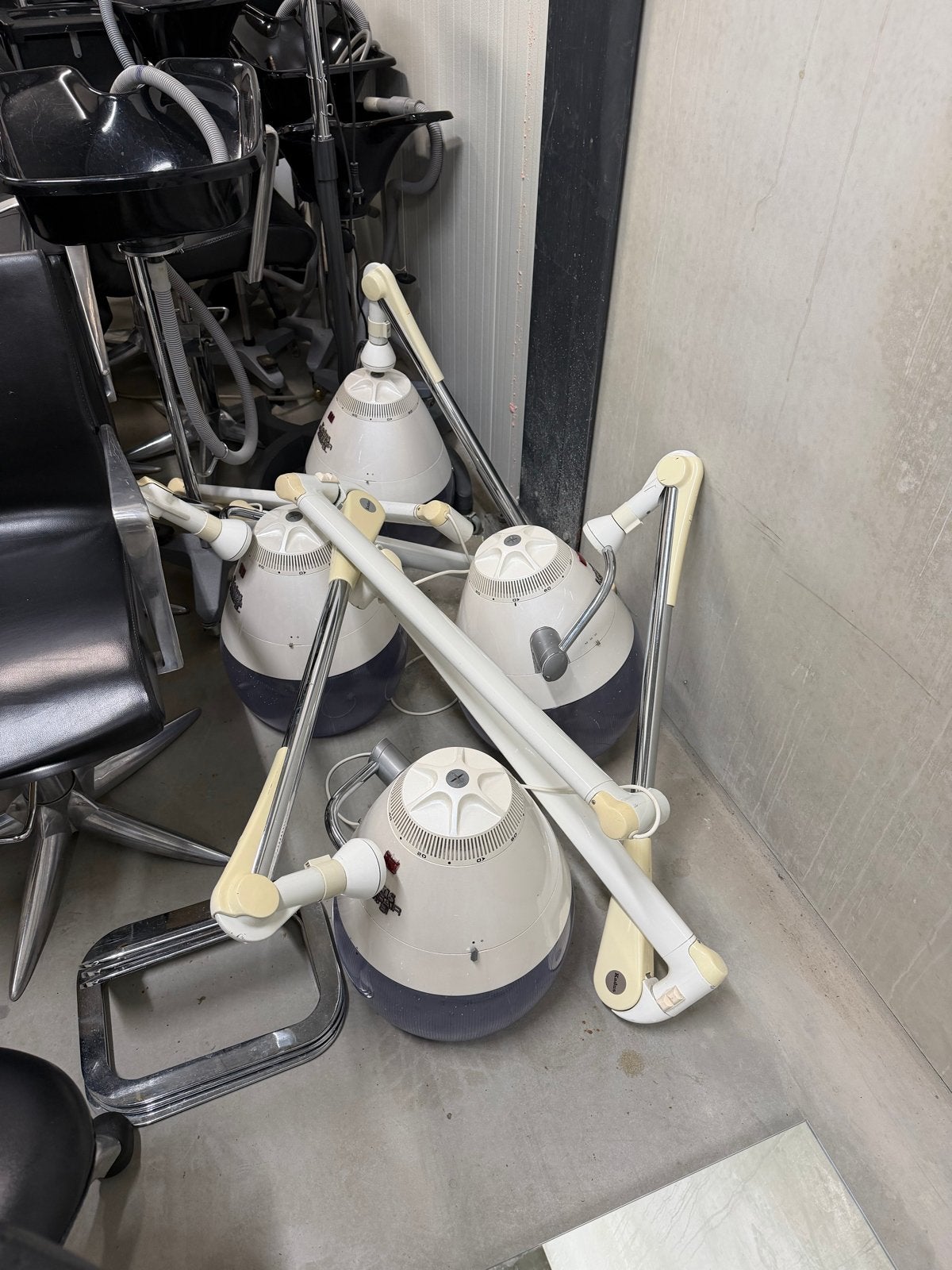Gebruikte kappersstoelen, 2 soorten en droogkappen  te koop, Huis en Inrichting, Stoelen, Ophalen of Verzenden, Gebruikt, Zwart