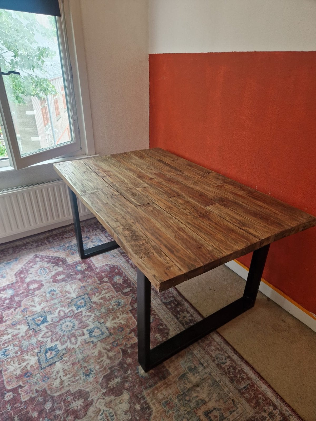 Robuuste houten tafel met metalen onderstel, Huis en Inrichting, Ophalen, Gebruikt, 50 tot 100 cm, 150 tot 200 cm