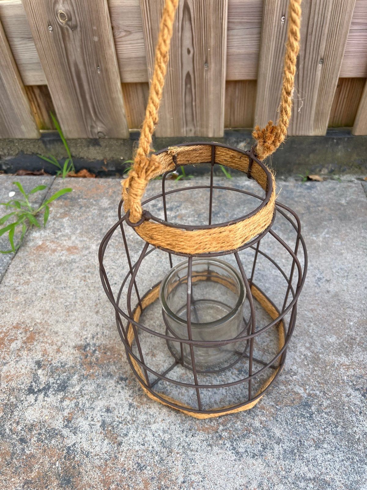 Decoratieve metalen lantaarn met touw en glazen houder, Gebruikt, Ophalen of Verzenden, Metaal, Bruin