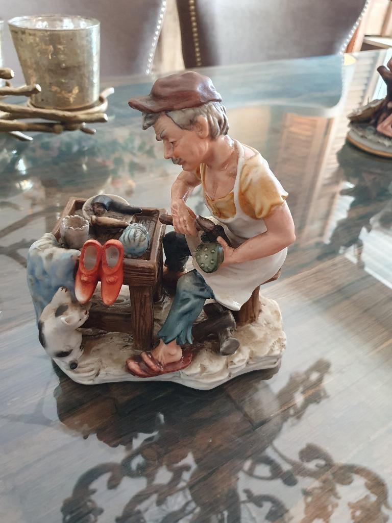 Porselein  beeld oude schoenmaker, Antiek en Kunst, Ophalen
