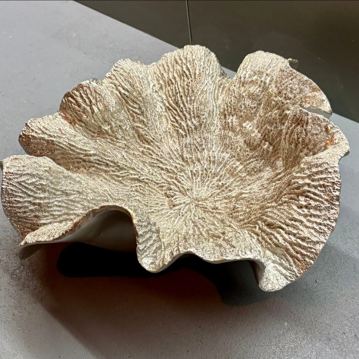 Zijden bloemstuk in decoratieve schaal - Nieuw! Tafel deco, Binnen, Www.discountfashioncorner.nl, Inclusief kunstbloemen, Ophalen of Verzenden