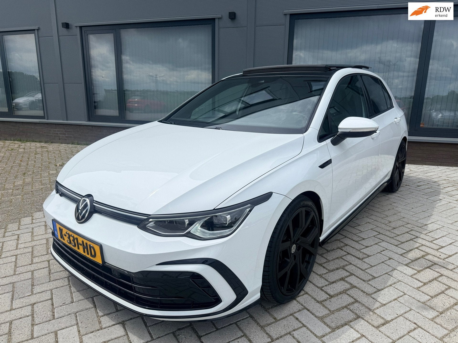 Volkswagen Golf 1.5 eTSI R-Line|150pk|Pano|IQ led|19inch|Sfe, Auto's, Volkswagen, 4 cilinders, 150 pk, Leder en Stof, Wit