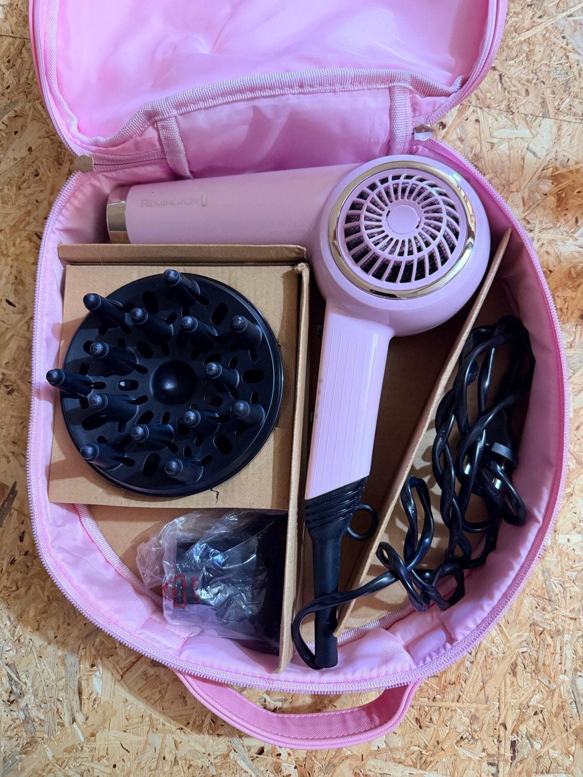 Remington Föhn met diffuser en opbergtas - Roze, Ophalen of Verzenden, Zo goed als nieuw, Haarverzorging