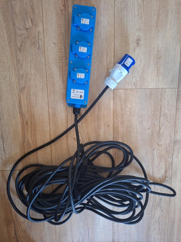 Verlengsnoer met 3 CEE stopcontacten - 16A 230V, Ophalen of Verzenden, Zo goed als nieuw, Kabel of Snoer