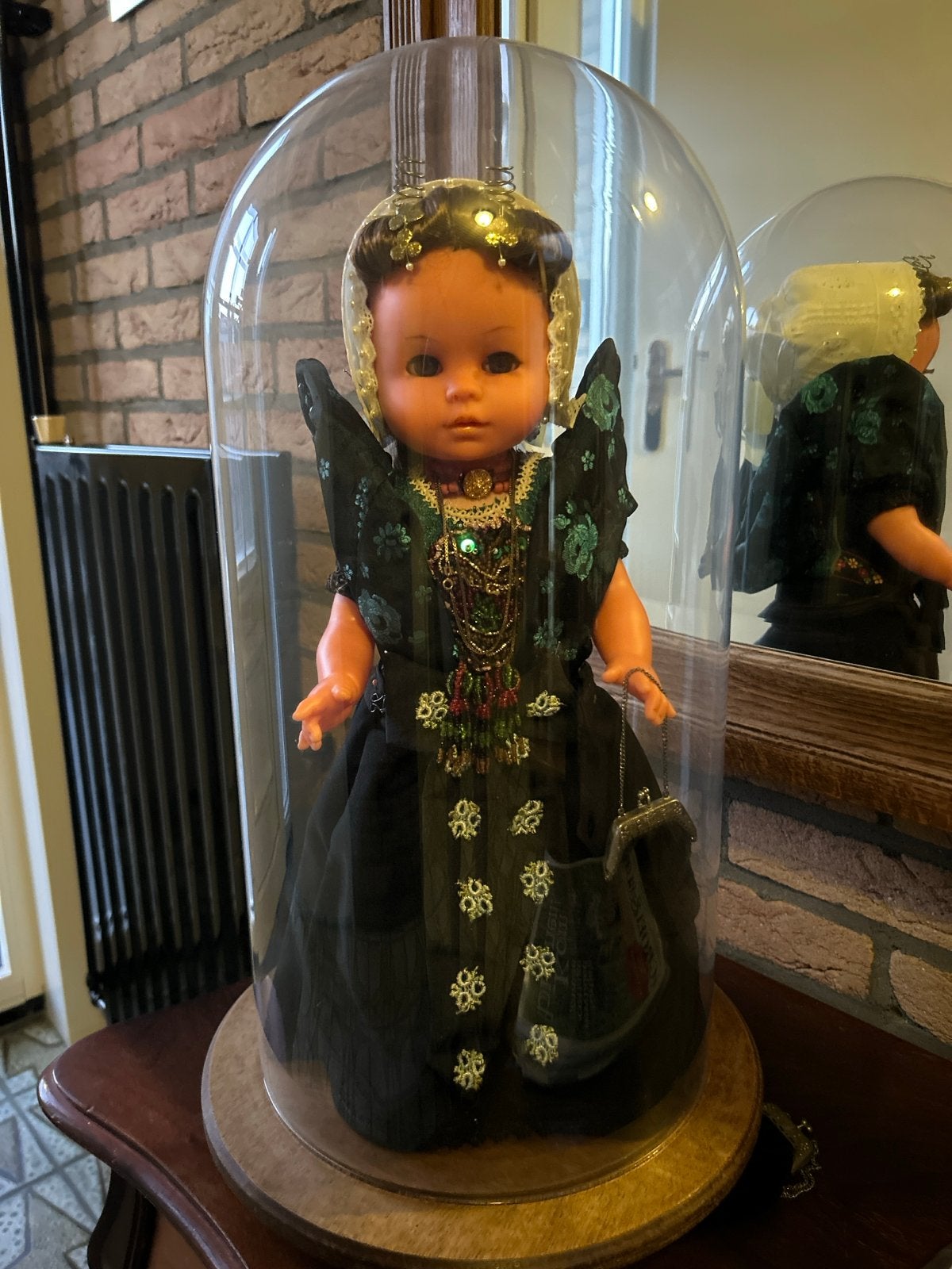 Antieke pop in klederdracht onder glazen stolp, Verzamelen, Poppen, Ophalen, Gebruikt, Pop
