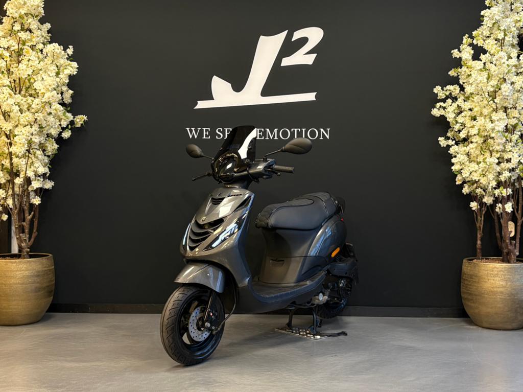 Piaggio Zip | Psychedellic | Brom | 2024 | 3125 km | 1 eig, ., Maximaal 45 km/u, Zip, Ophalen of Verzenden