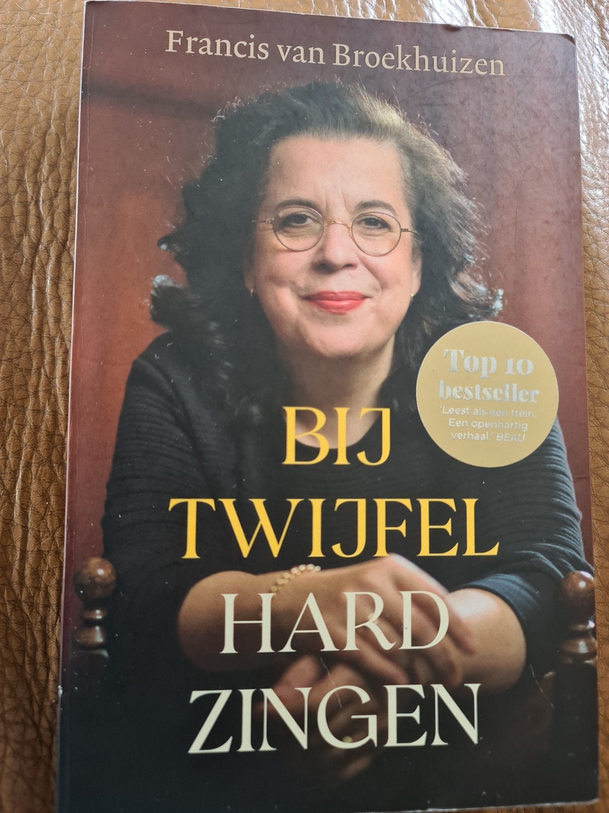 Francis van Broekhuizen - Bij twijfel hard zingen, Ophalen of Verzenden, Zo goed als nieuw, Francis van Broekhuizen