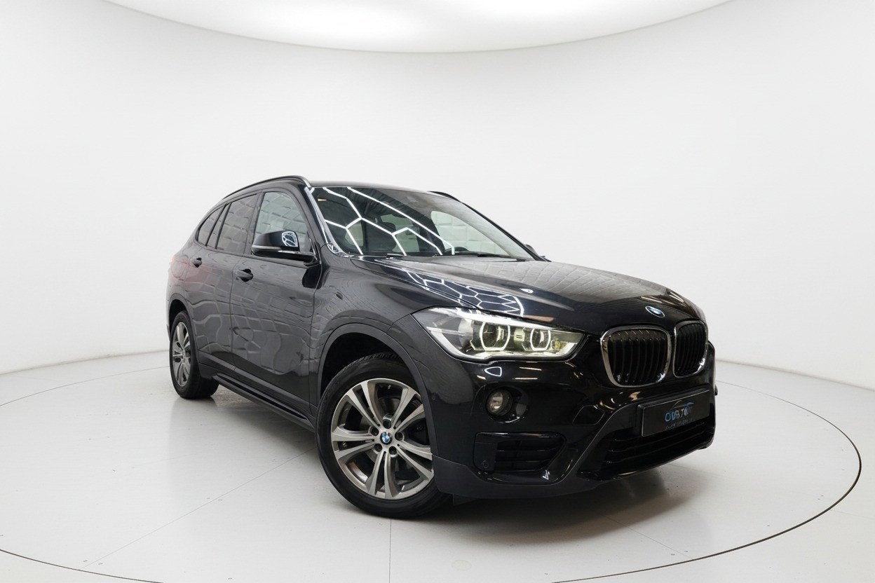 BMW X1 SDrive18i High Executive TREKHAAK CAMERA, Auto's, Stof, Gebruikt, Zwart, 3 cilinders