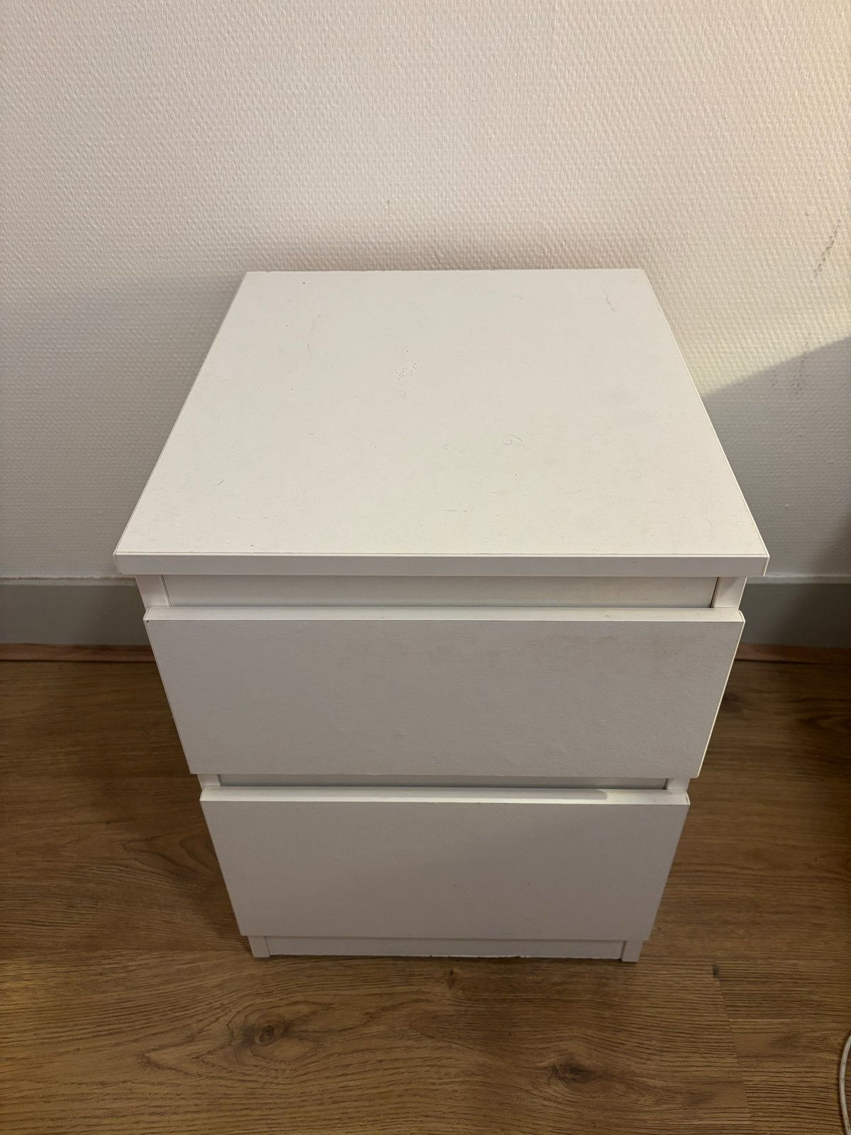 Wit nachtkastje met 2 lades - 40x35cm, Huis en Inrichting, Slaapkamer | Nachtkastjes, Ophalen, Gebruikt, Minder dan 45 cm, Minder dan 55 cm