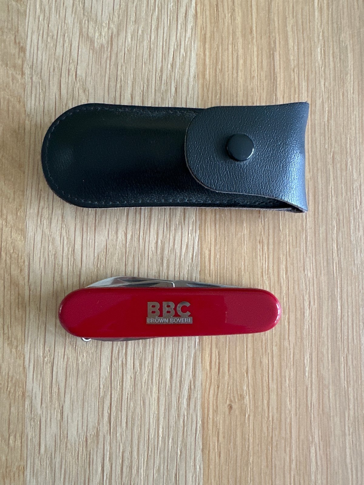 Rood Zwitsers zakmes met BBC Brown Boveri logo en etui, Ophalen of Verzenden, Zo goed als nieuw, Snijgereedschap, Overige merken