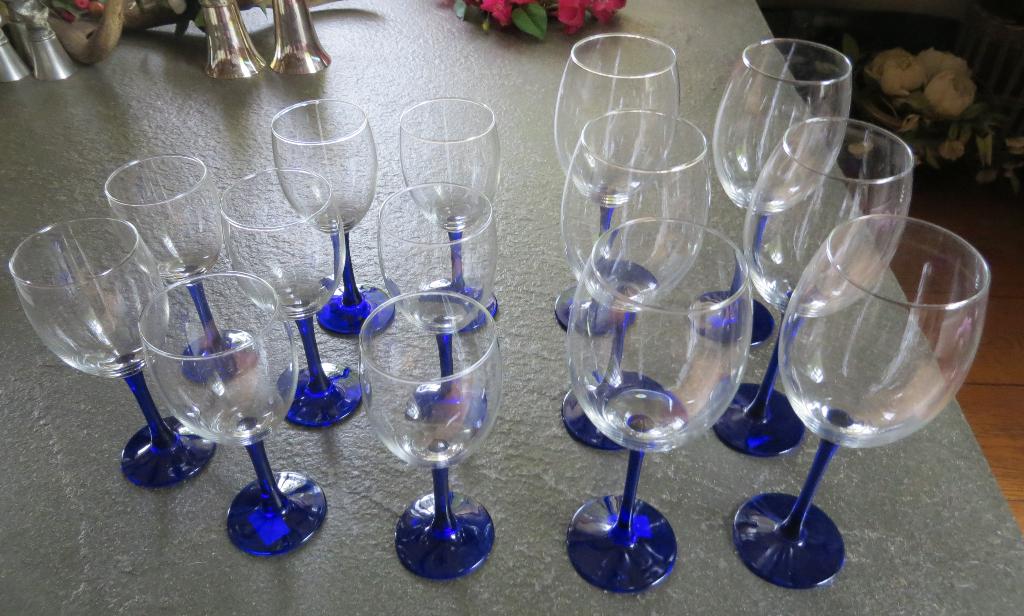 WIJN GLAZEN MET BLAUE VOET, Glas of Glazen, Nieuw, Ophalen of Verzenden, Glas