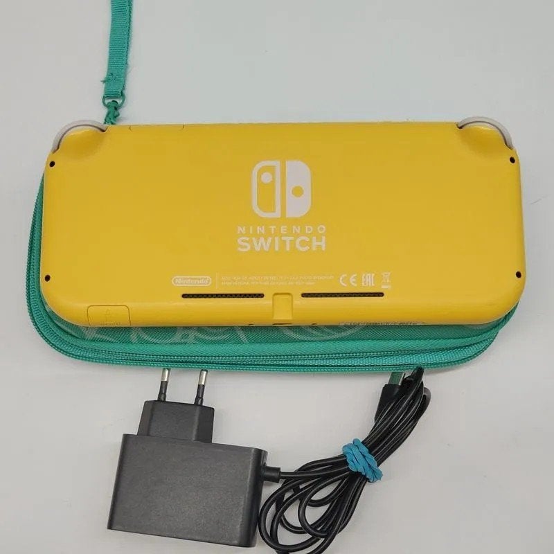 switch lite, geel met animal crossing hoes, Spelcomputers en Games, Nintendo, Zoomstede 21, 3431 HK Nieuwegein, Netherlands, Met beschermhoes of tas