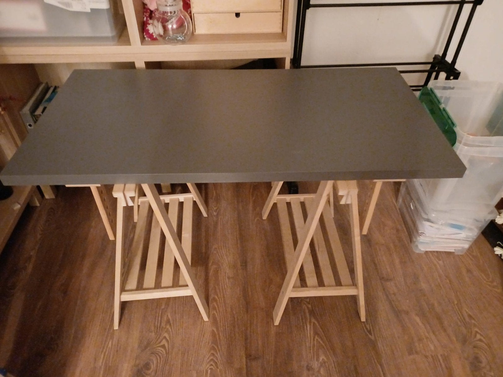 Bureau met schragen - Grijs blad, houten onderstel, Huis en Inrichting, Ophalen, Gebruikt, Tot twee personen, Overige houtsoorten