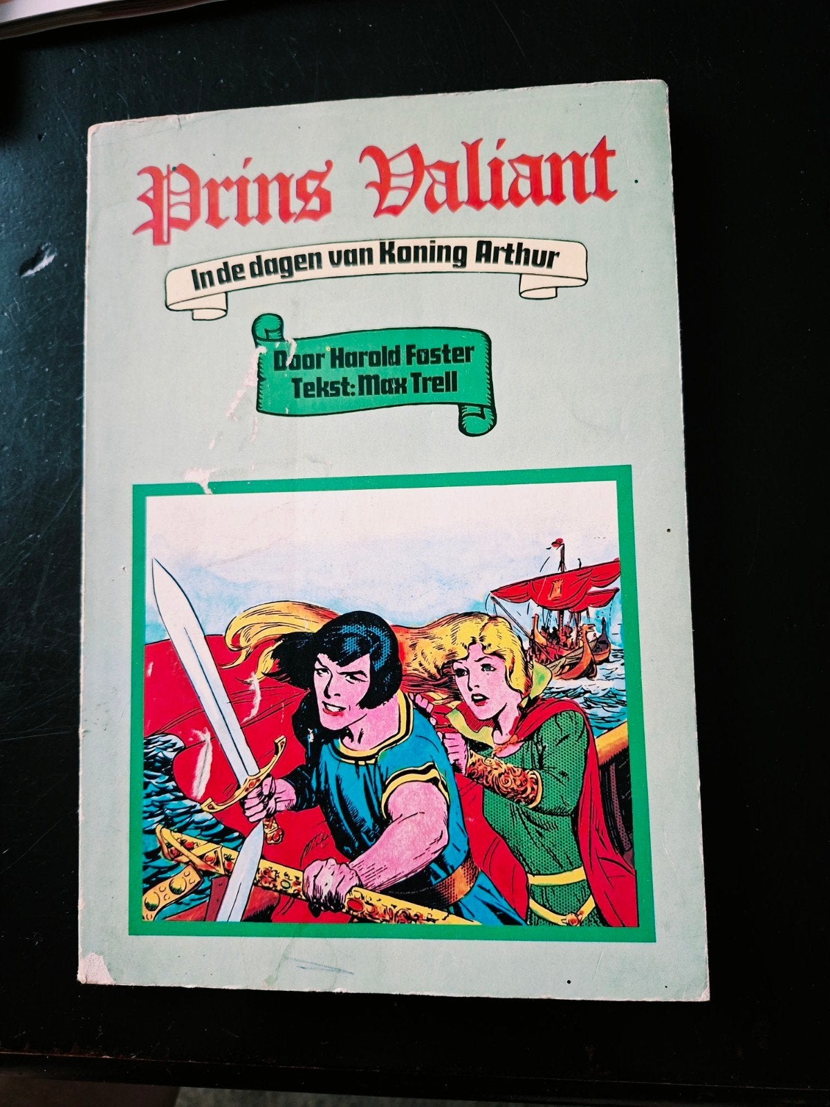 stripboek prins valiant in de dagen van.koning arthur, Gelezen, Eén stripboek, Harold Foster, Ophalen of Verzenden