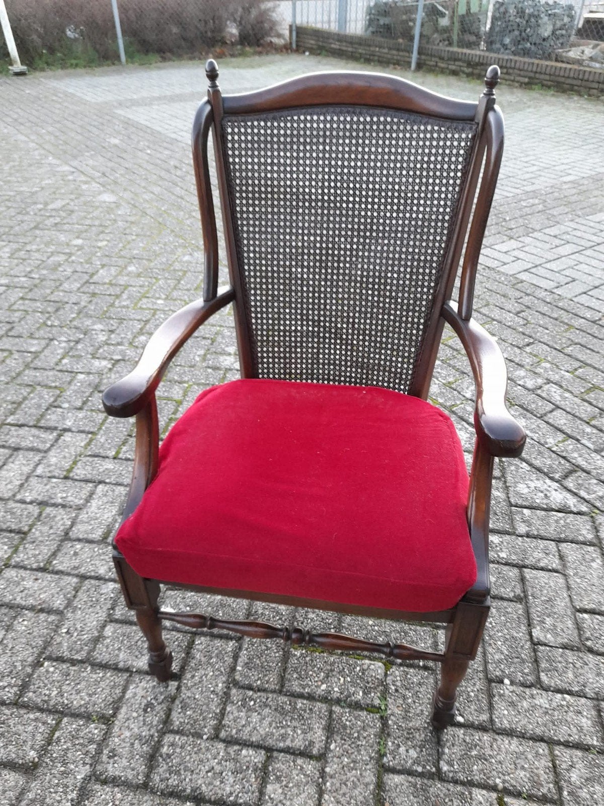 Zeer nette noten fauteuile met webbing rug en los kussen, Huis en Inrichting, Fauteuils, Ophalen, Zo goed als nieuw, 75 tot 100 cm