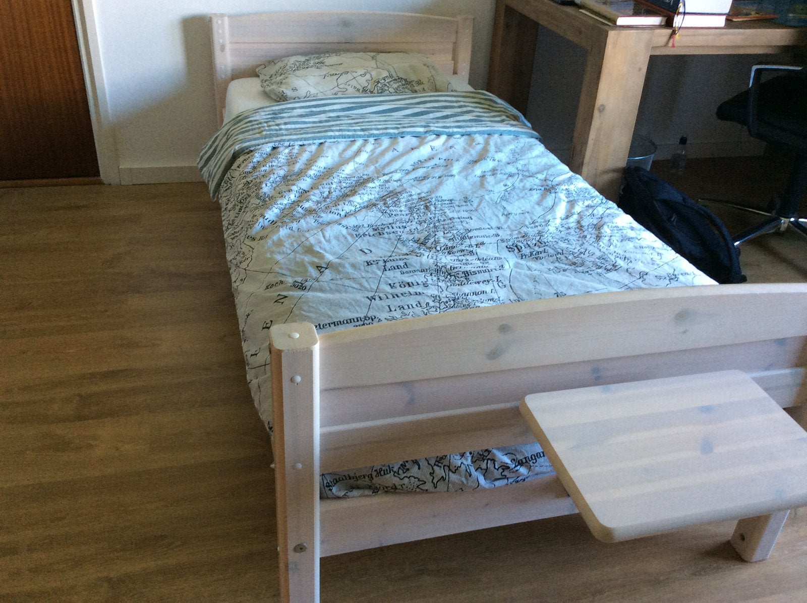 Halfhoogslaper met schuine trap, white wash grenen 90x200cm, Ophalen, 90 cm, Eenpersoons, Wit