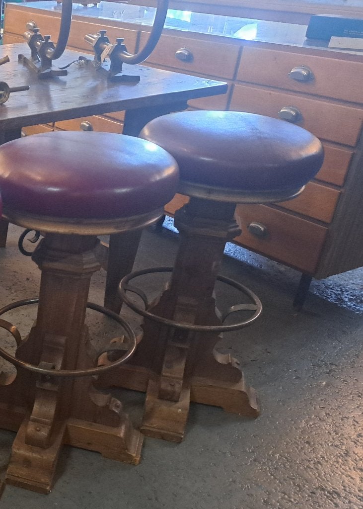 2 zeer mooie draaibare barkrukken leuk voor in een huisbar, 1 kruk, Ophalen, Zo goed als nieuw, 60 tot 90 cm