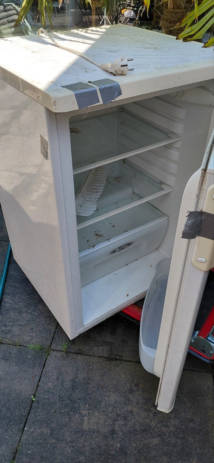 Gratis tafelmodel koelkast - sluit niet goed, Ophalen, Zonder vriesvak, Minder dan 85 cm, Minder dan 75 liter