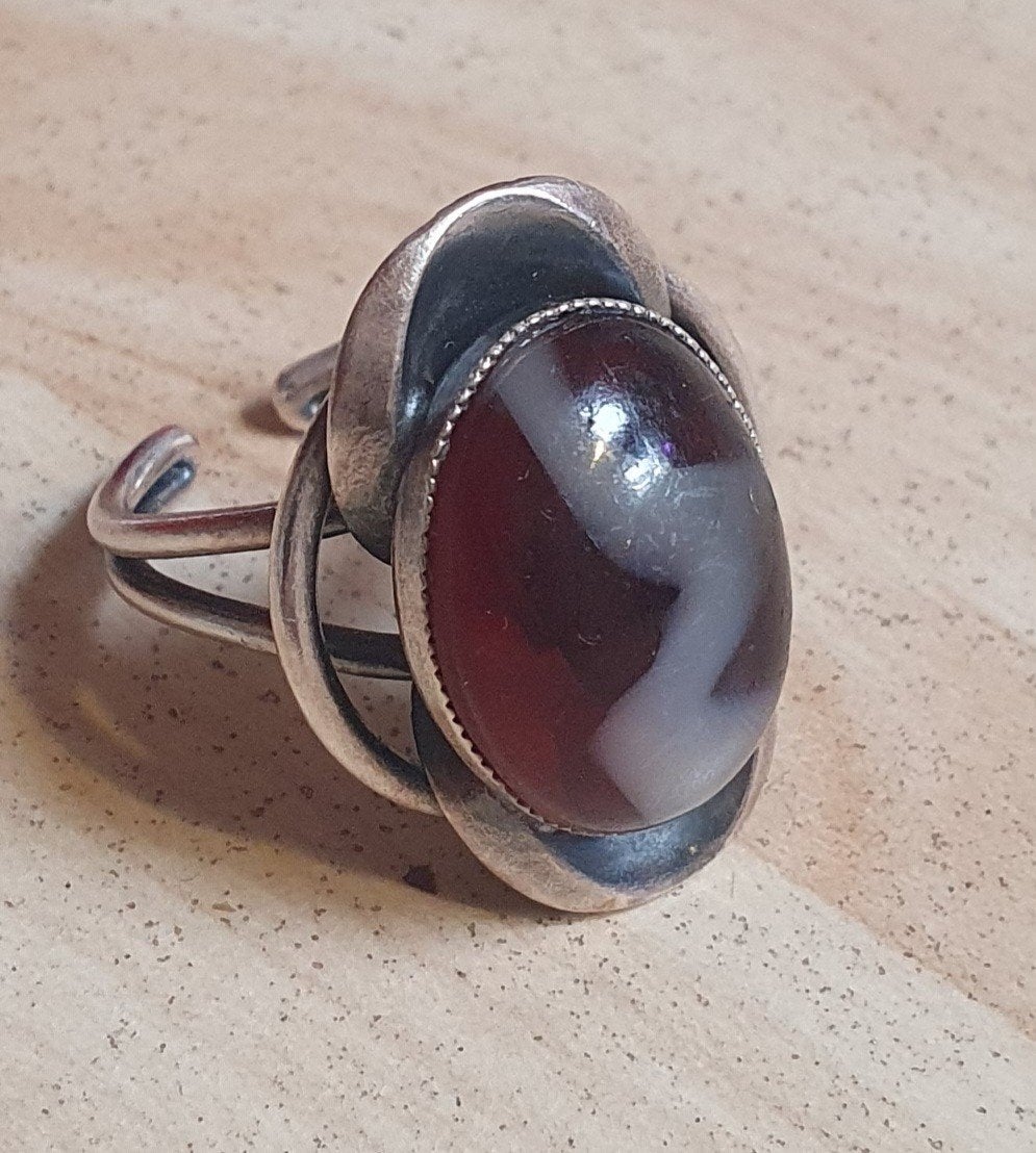 Vintage ring donkerrood/zilver (ongemerkt), Ophalen of Verzenden, Minder dan 4 cm, Zilver, Zilver