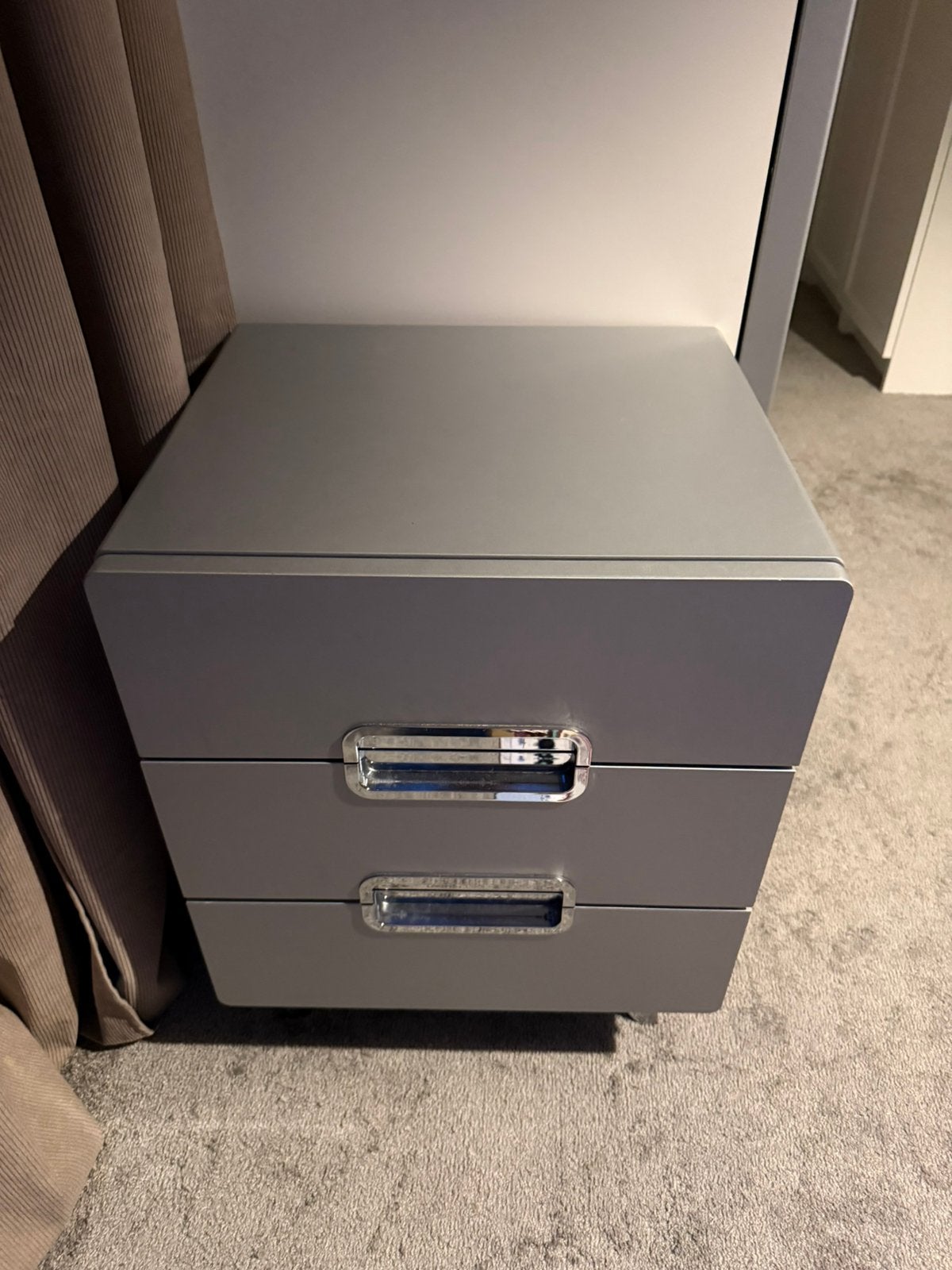 Auping zilver/grijs kastje nachtkastje, Ophalen, Zo goed als nieuw, Minder dan 45 cm, 55 tot 70 cm