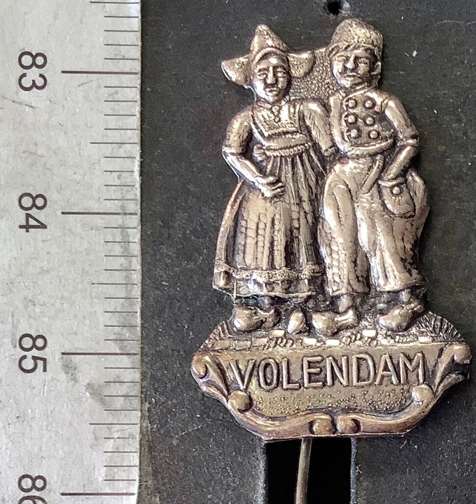 speld, Volendam, paar in klederdracht (AW, Verzamelen, Ophalen of Verzenden, Gebruikt, Stad of Land, Speldje of Pin