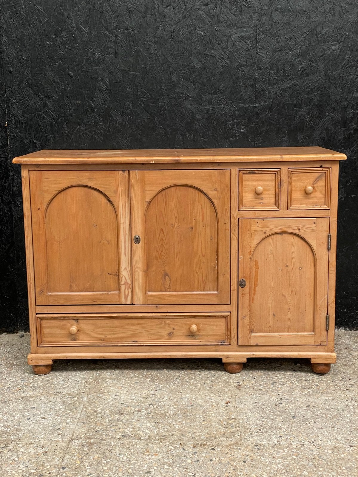 Vintage grenen dressoir met boogdeuren en laden wandmeubel, Ophalen
