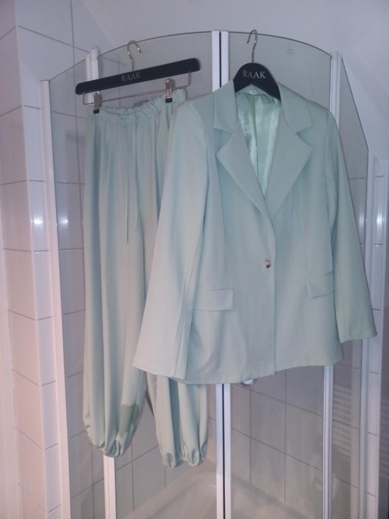 Pak ballonbroek / blazer, Kleding | Dames, Verzenden, Zo goed als nieuw, Maat 38/40 (M), Groen