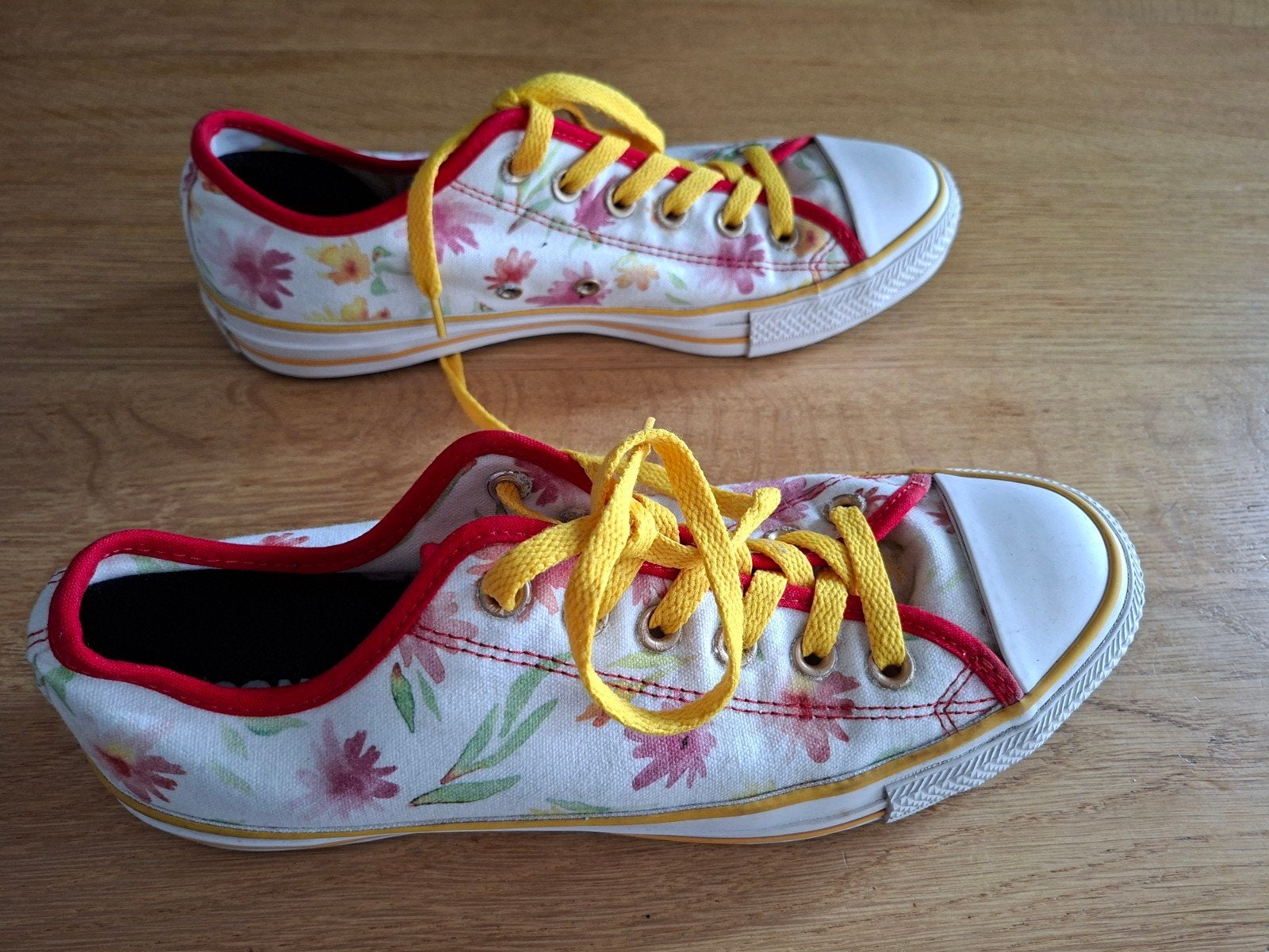 Bloemenprint converse all star sneakers met gele veters, Wit, Ophalen of Verzenden, Sneakers of Gympen, Converse All Stars
