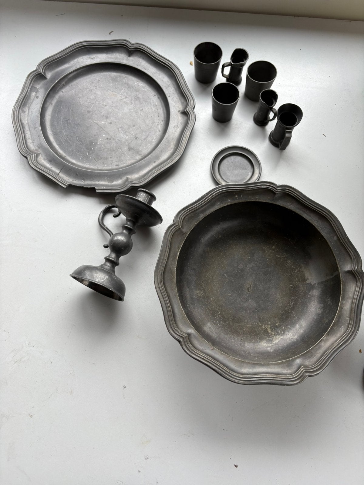 (L.1.1B)Partij tinnen servies schalen bekers kandelaar kan, Verzenden