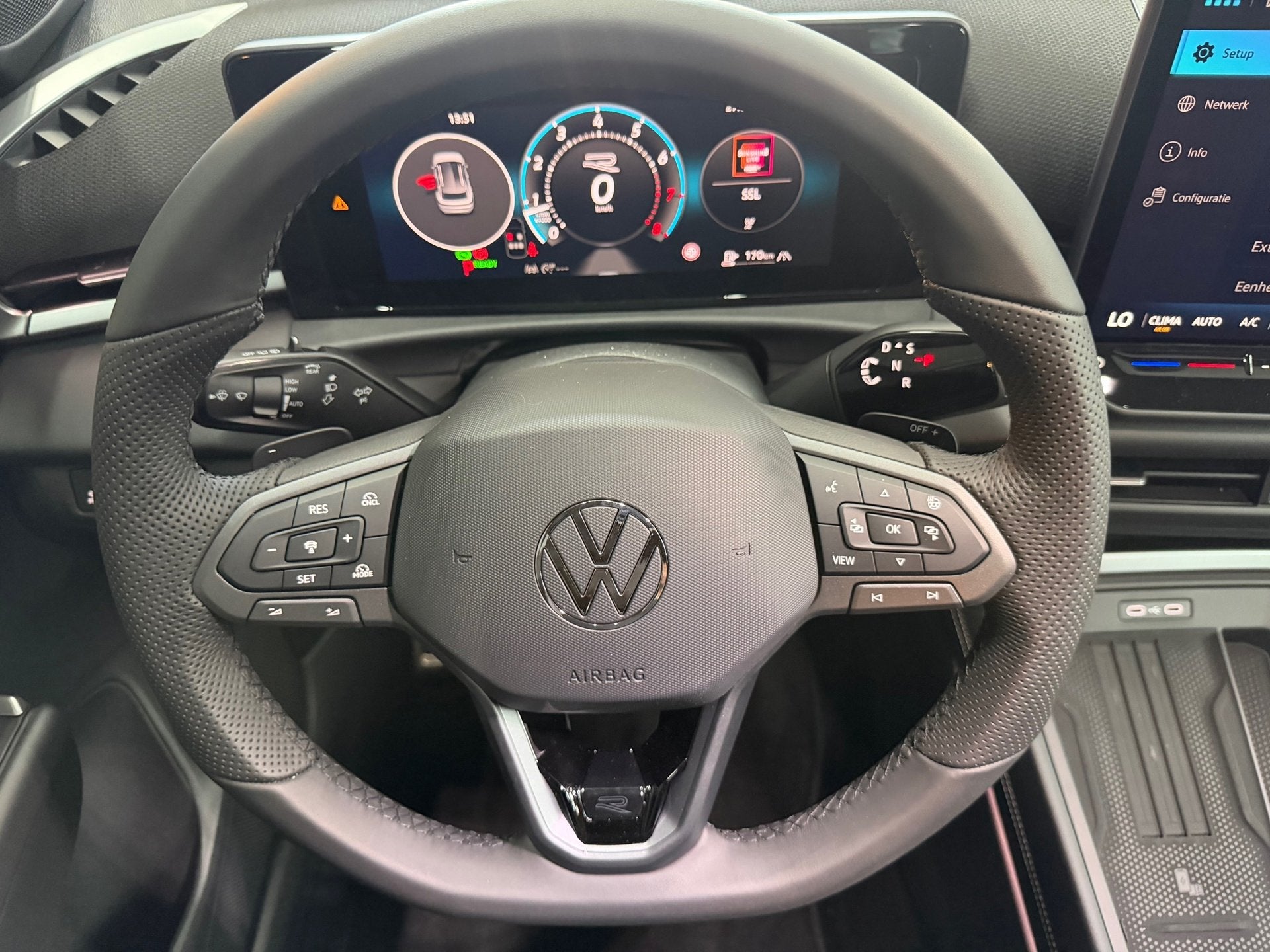 Foto 43 van Volkswagen T-ROC 1.5 eTsi R-Line First Edition Pano-IQ-KEYLE