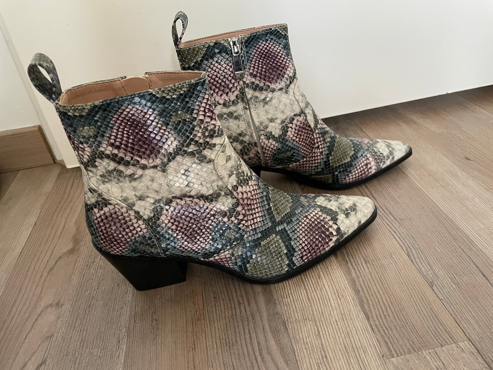 Imitatieleren slangenprint laarsjes van zara maat 38, Zwart, Lage of Enkellaarzen, Ophalen of Verzenden, Zo goed als nieuw