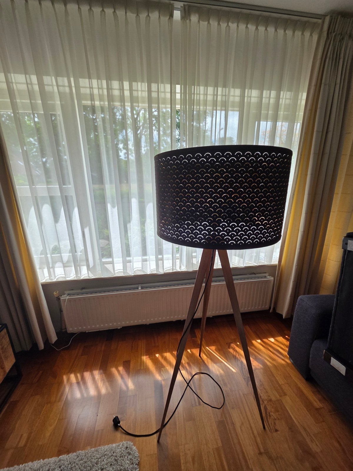 Stijlvolle staande lamp met gouden binnenkant, Ophalen, Gebruikt, Modern, Scandinavisch, Sfeervol, 150 tot 200 cm
