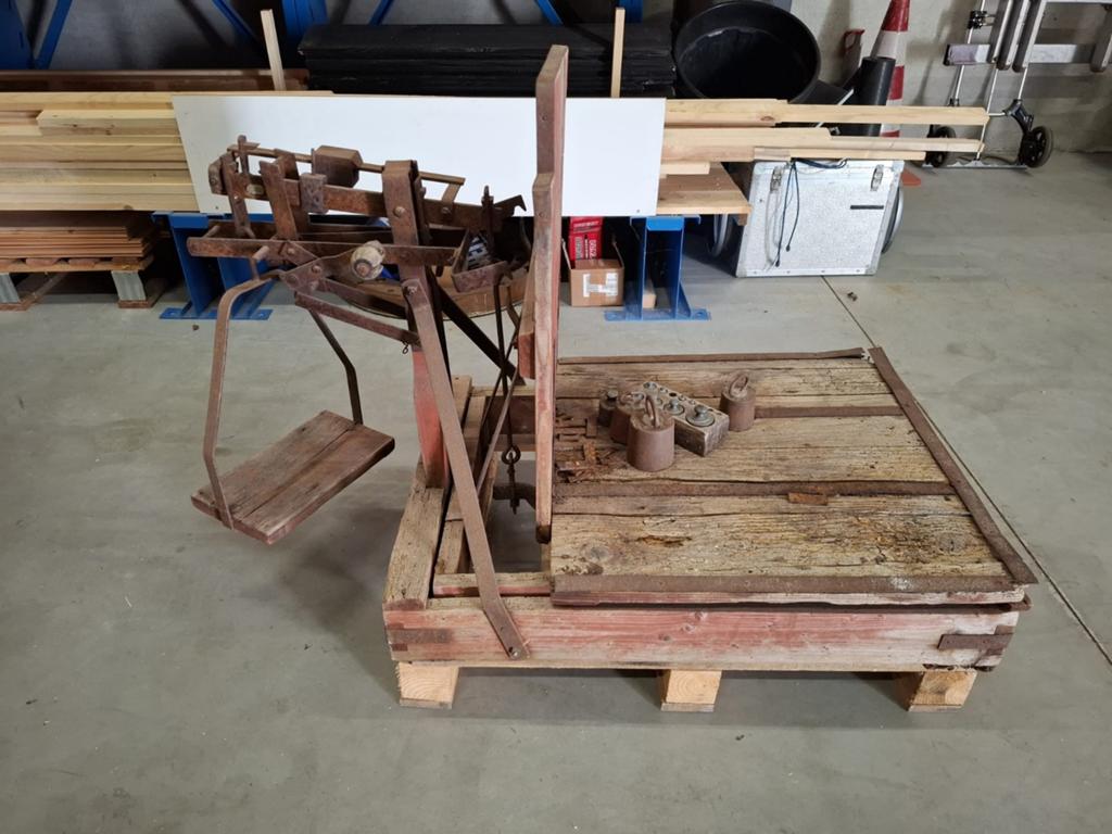 Antieke houten weegschaal met gewichten - werkend, Ophalen