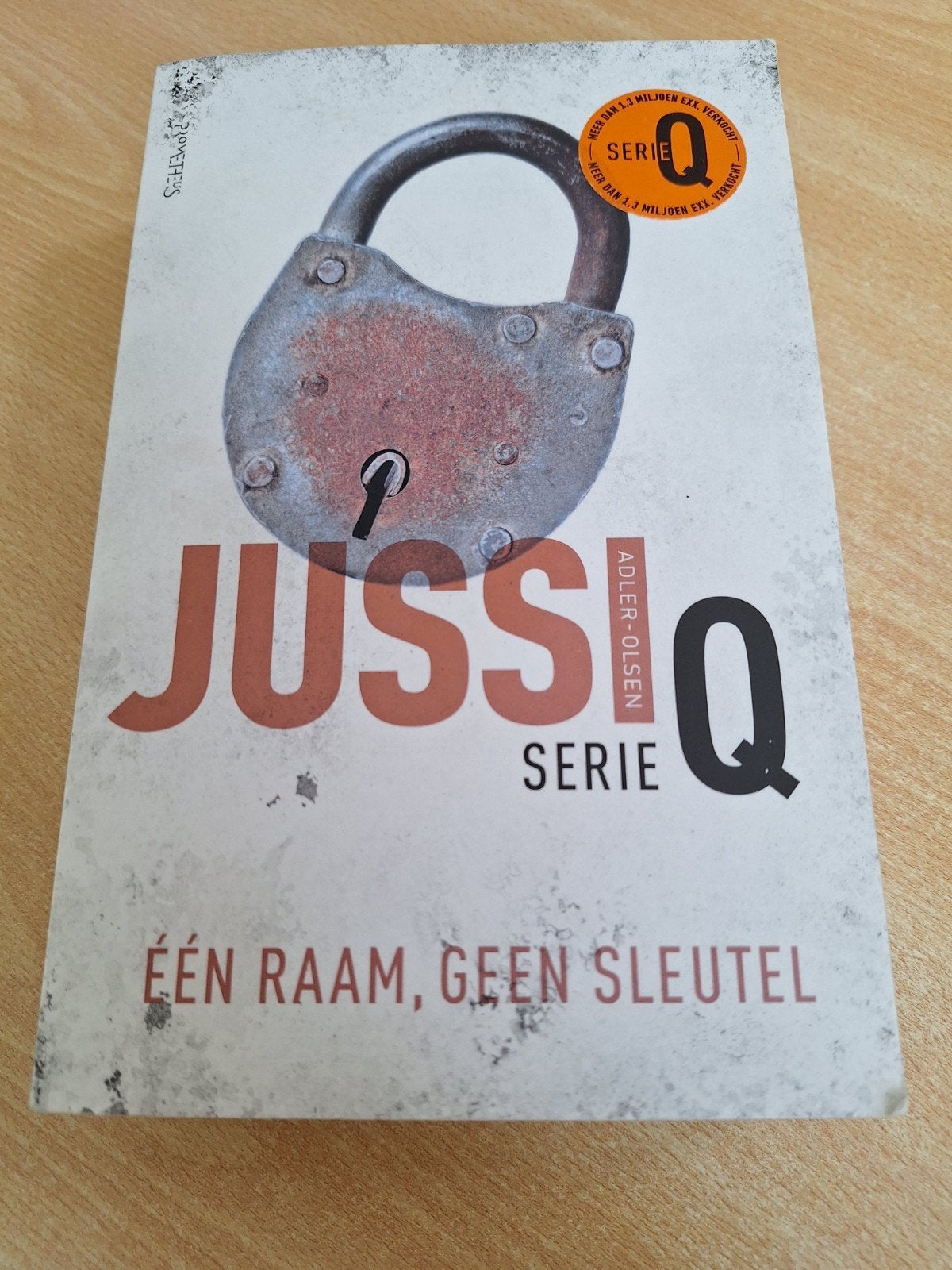 Jussi Adler-Olsen - Eén raam, geen sleutel, Boeken, Thrillers, Ophalen of Verzenden, Zo goed als nieuw, Jussi Adler-Olsen