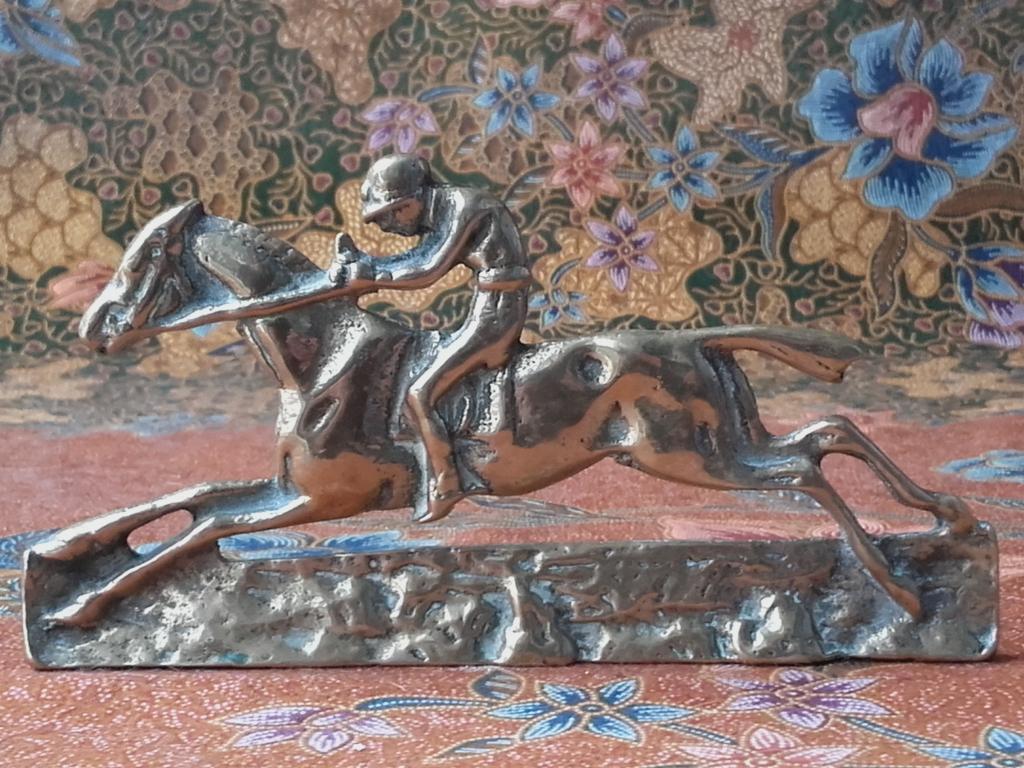 Antiek beeldje uit Engeland van renpaard en jockey 16,3 cm.