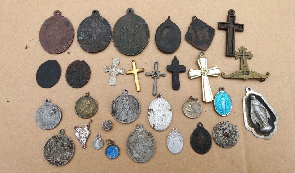 Lot Religieuze kruisjes en Hangers Bodemvondsten, Ophalen of Verzenden