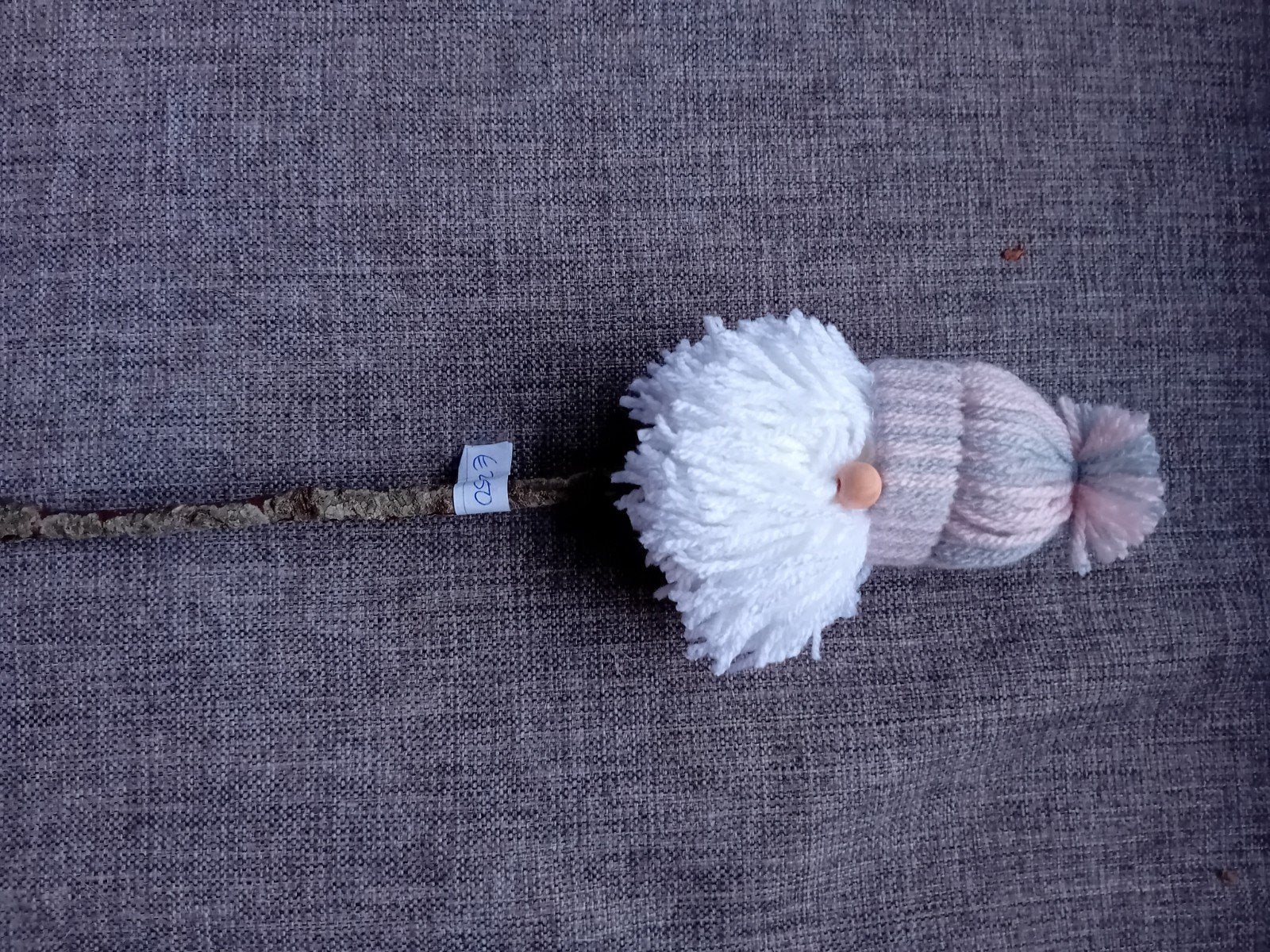 Leuke handgemaakte kabouter op stok - 14 cm, Ophalen of Verzenden, Nieuw, Wit, Hout
