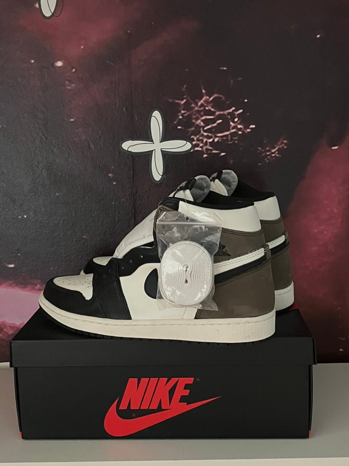 Jordan 1 Mocha 43-42,5-42, Ophalen, Bruin, Nieuw, Sneakers of Gympen